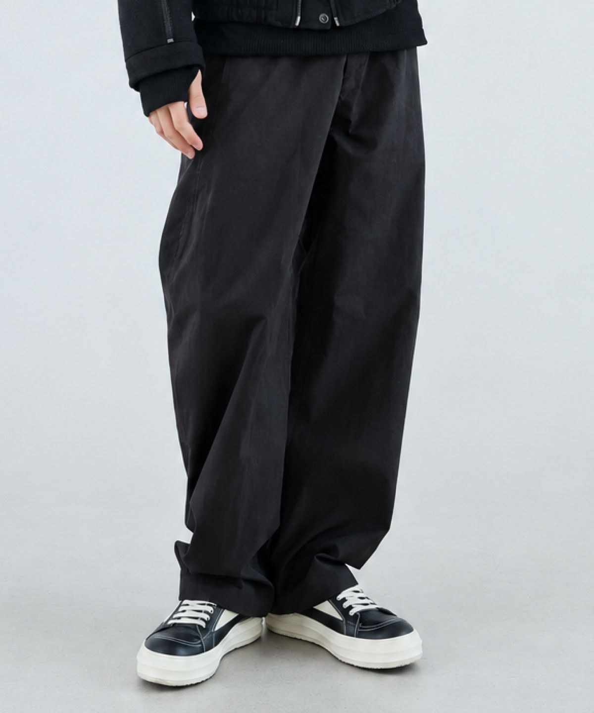 우석(WOOSUK) Arc Volume Pant (Washed Black)