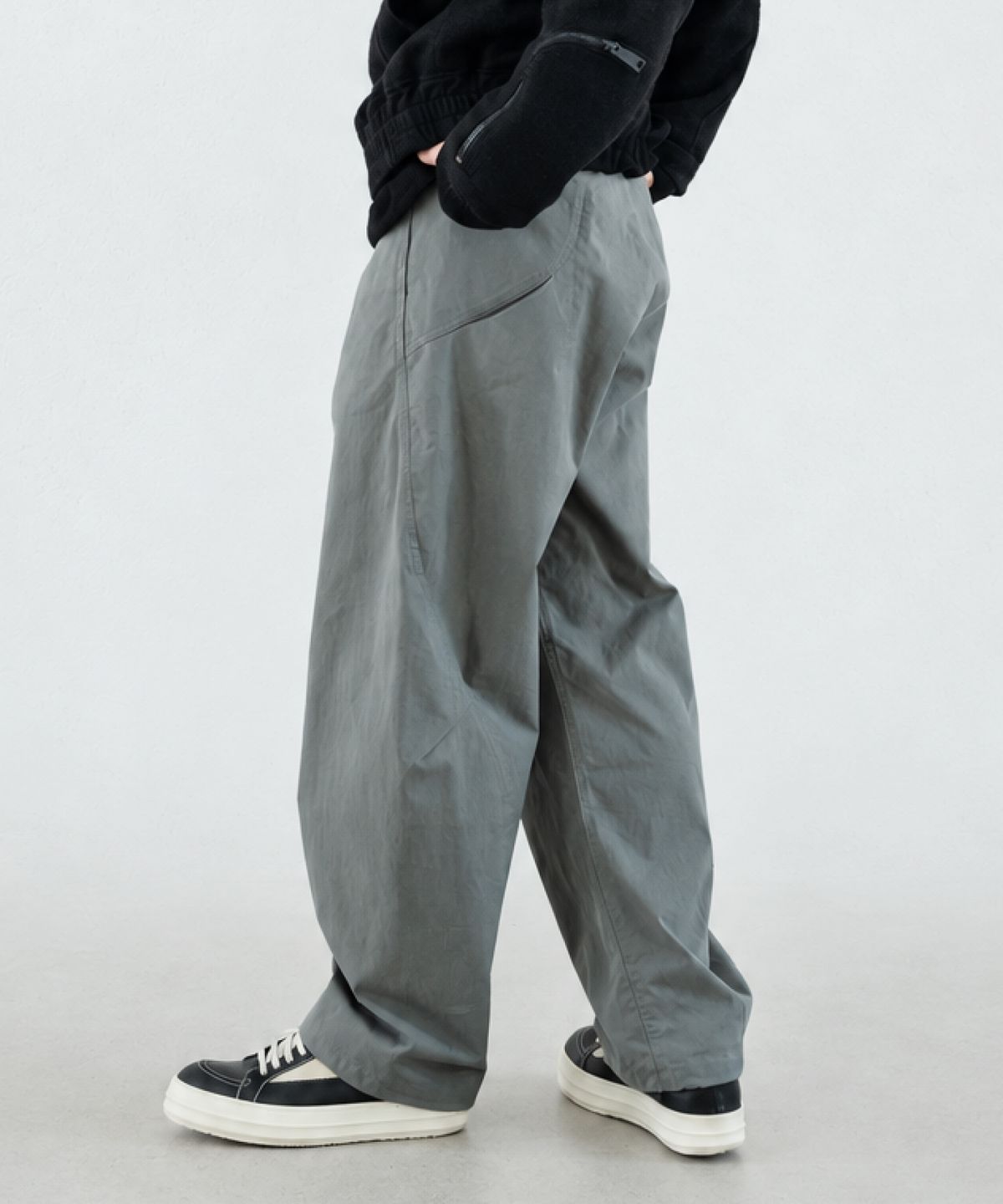 우석(WOOSUK) Arc Volume Pant (Olive Grey)