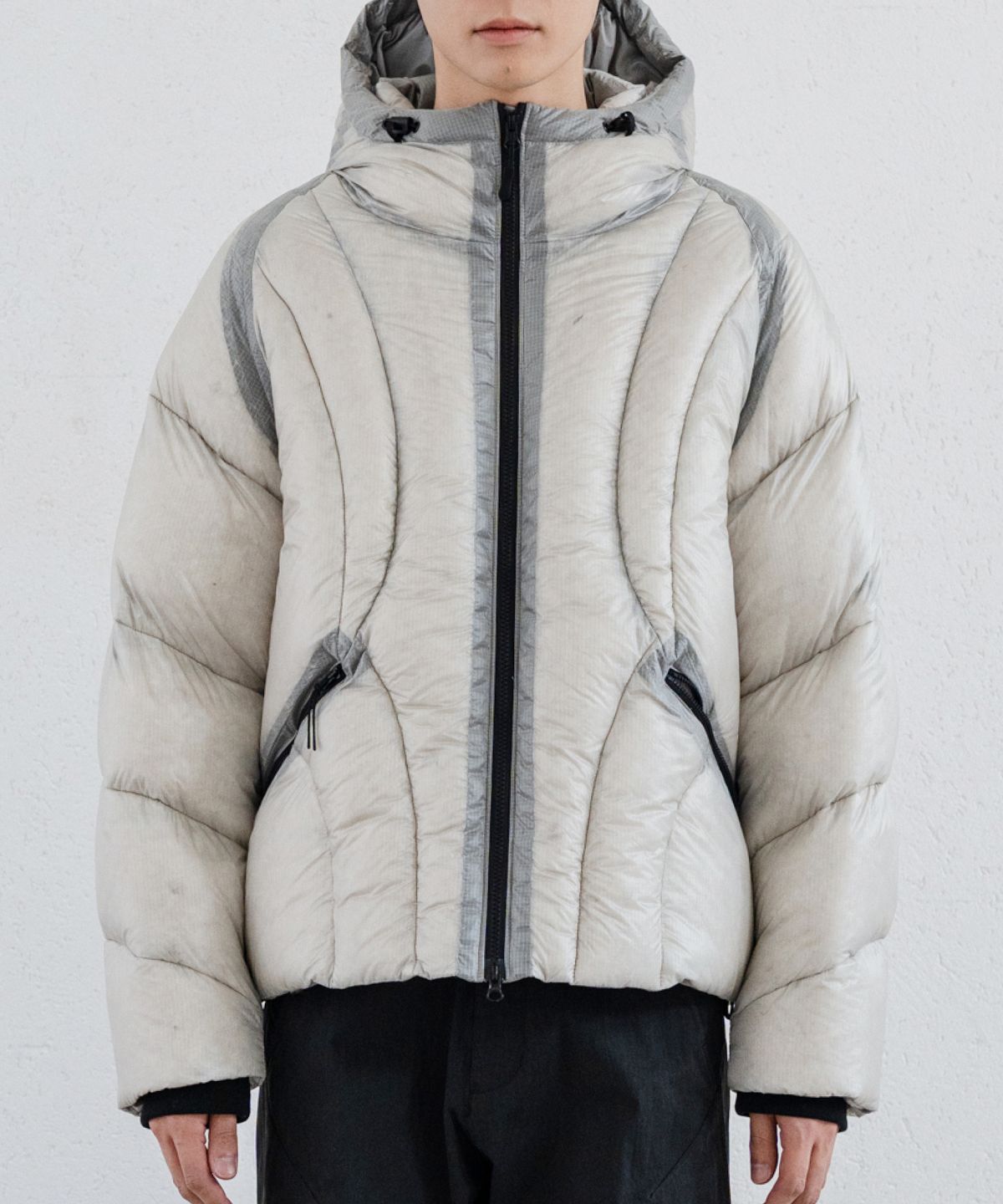 우석(WOOSUK) Contour Down Jacket (Light Grey)