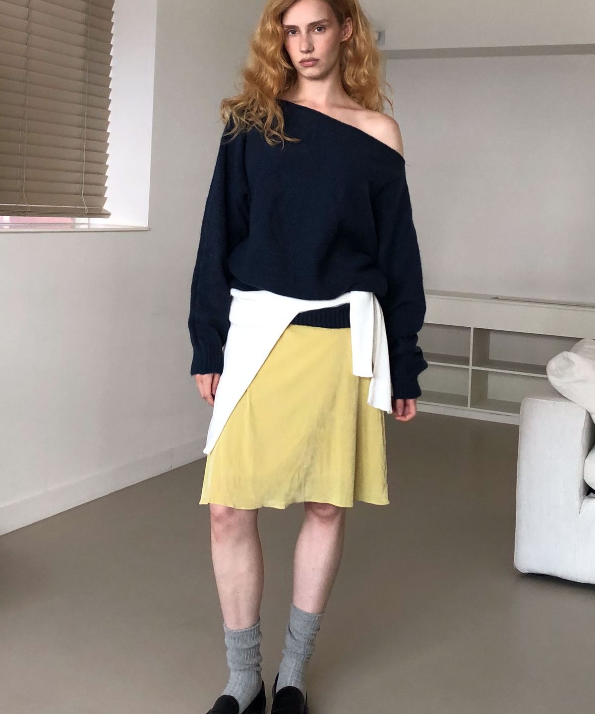 딜라이디(DELIDI) Flutter suede flare skirt (yellow)