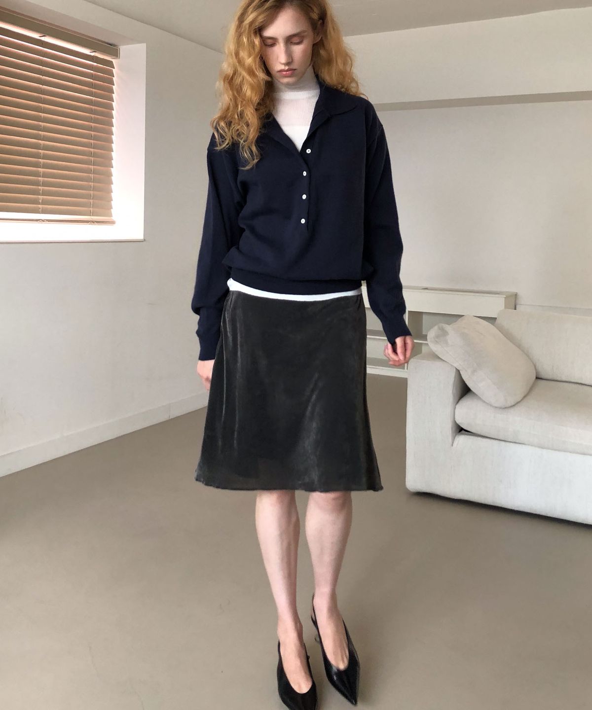딜라이디(DELIDI) Flutter suede flare skirt (gray)