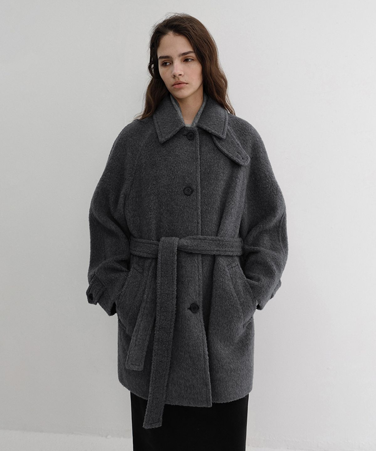 던스트(DUNST) BELTED HALF COAT_UDCO6D222_CHARCOAL GREY