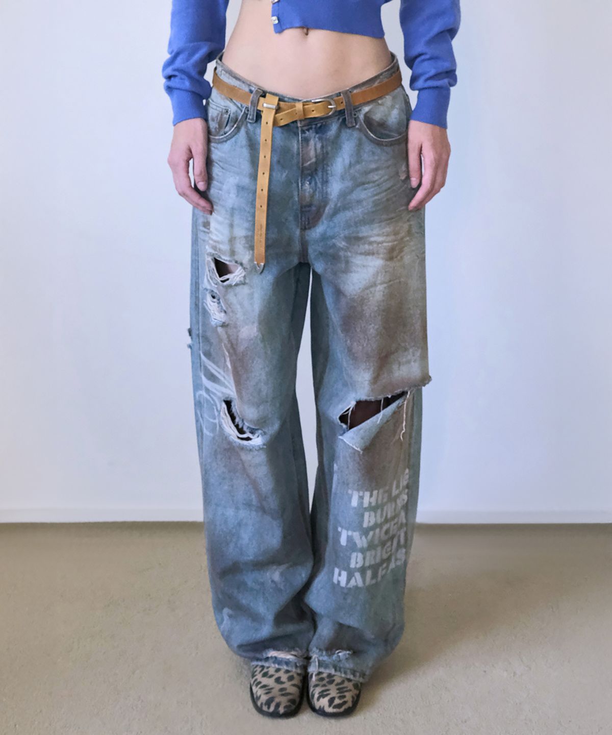 더블유케이엔디 프로젝트(WKND PROJECT) WASHED LETTERING DENIM PANTS