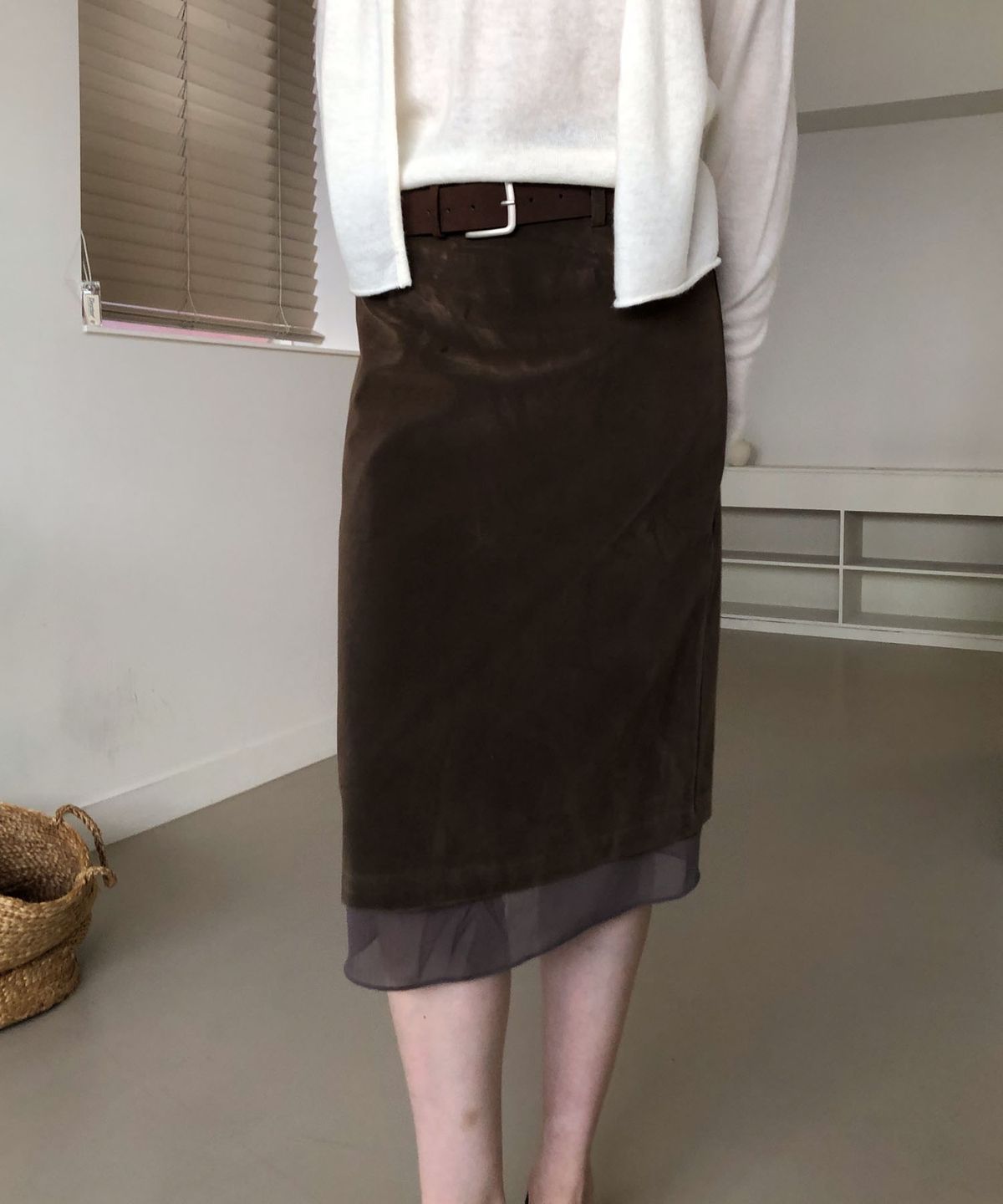 딜라이디(DELIDI) Flutter suede midi skirt (brown)