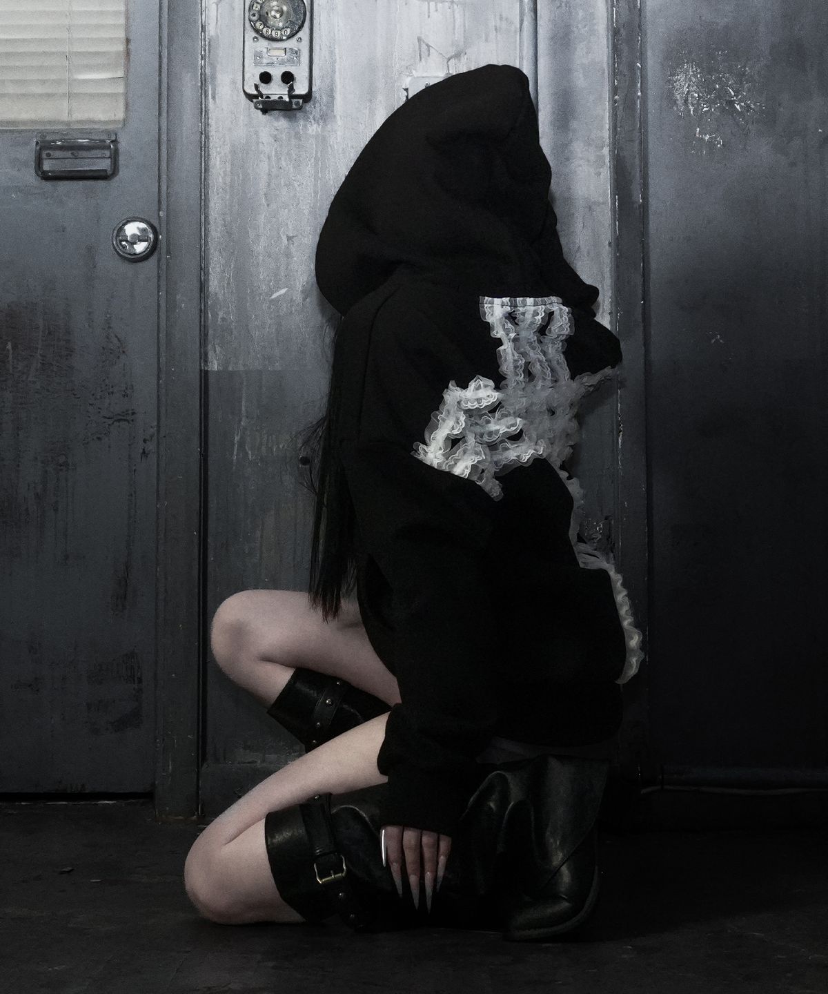 아야즈앤세이(AYASNSEY) KOHI BACK CROSS LACE HOTFIX OVER HOODIE ZIP UP
