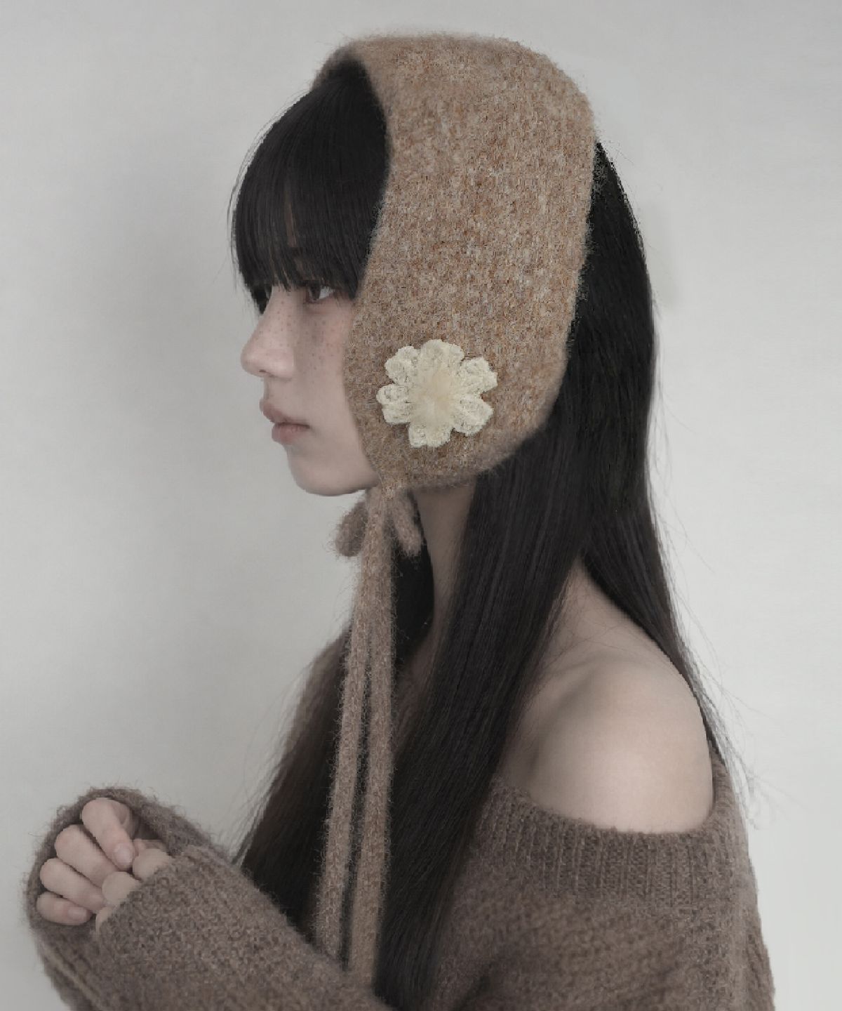 무아르모아(MOIREMOA) Flower Knit Ear Warmer - Beige