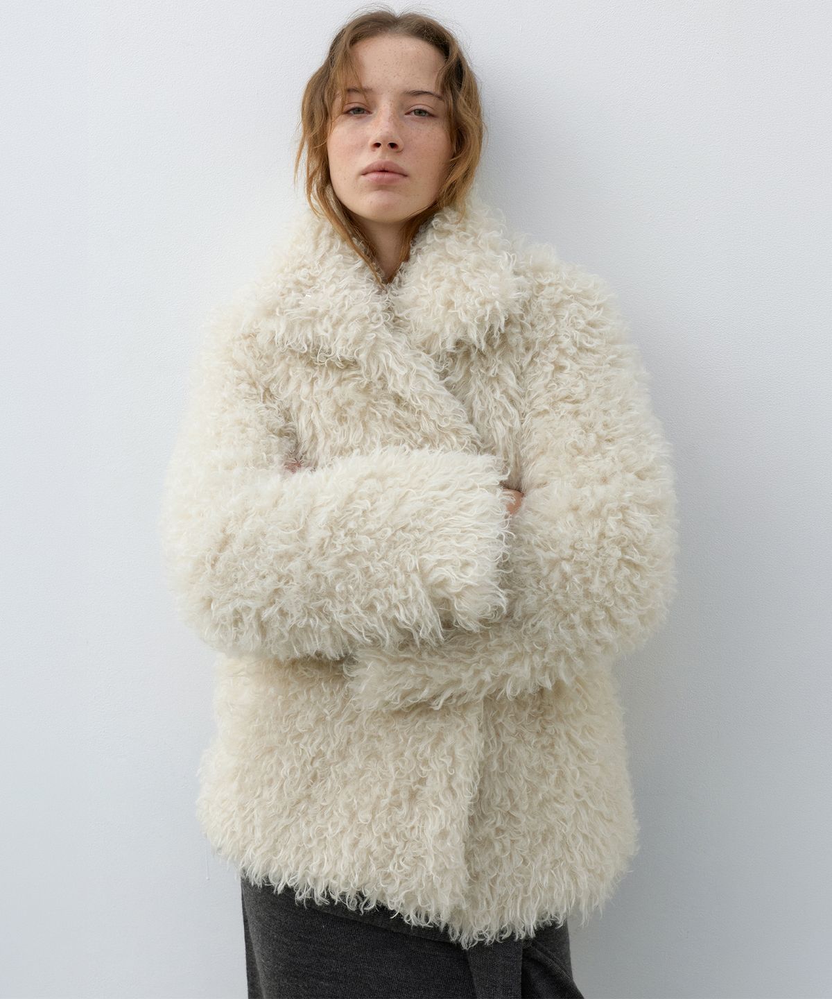 르바(LEVAR) Crimp Fur Coat - Vanilla Cream