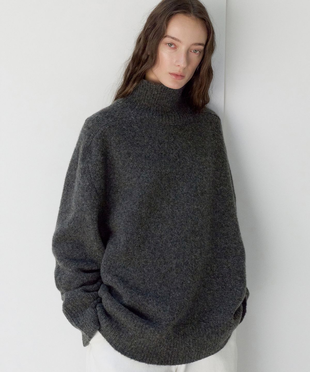 르바(LEVAR) Mellow Wool High-neck Knit - Charcoal