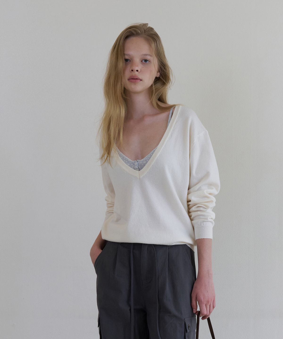 톤드(TONED) Hush deep v-neck knit (ivory)