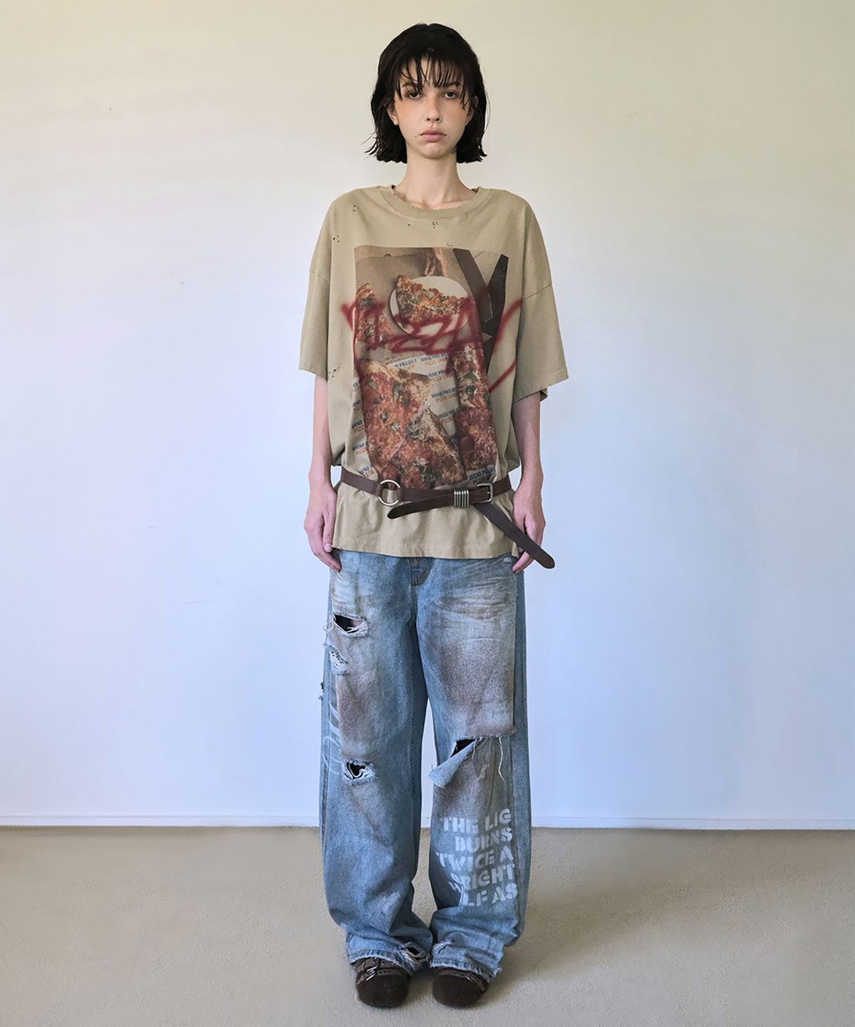 더블유케이엔디 프로젝트(WKND PROJECT) BRUSHED PIZZA HAND PAINTED TEE (KHAKI BEIGE)