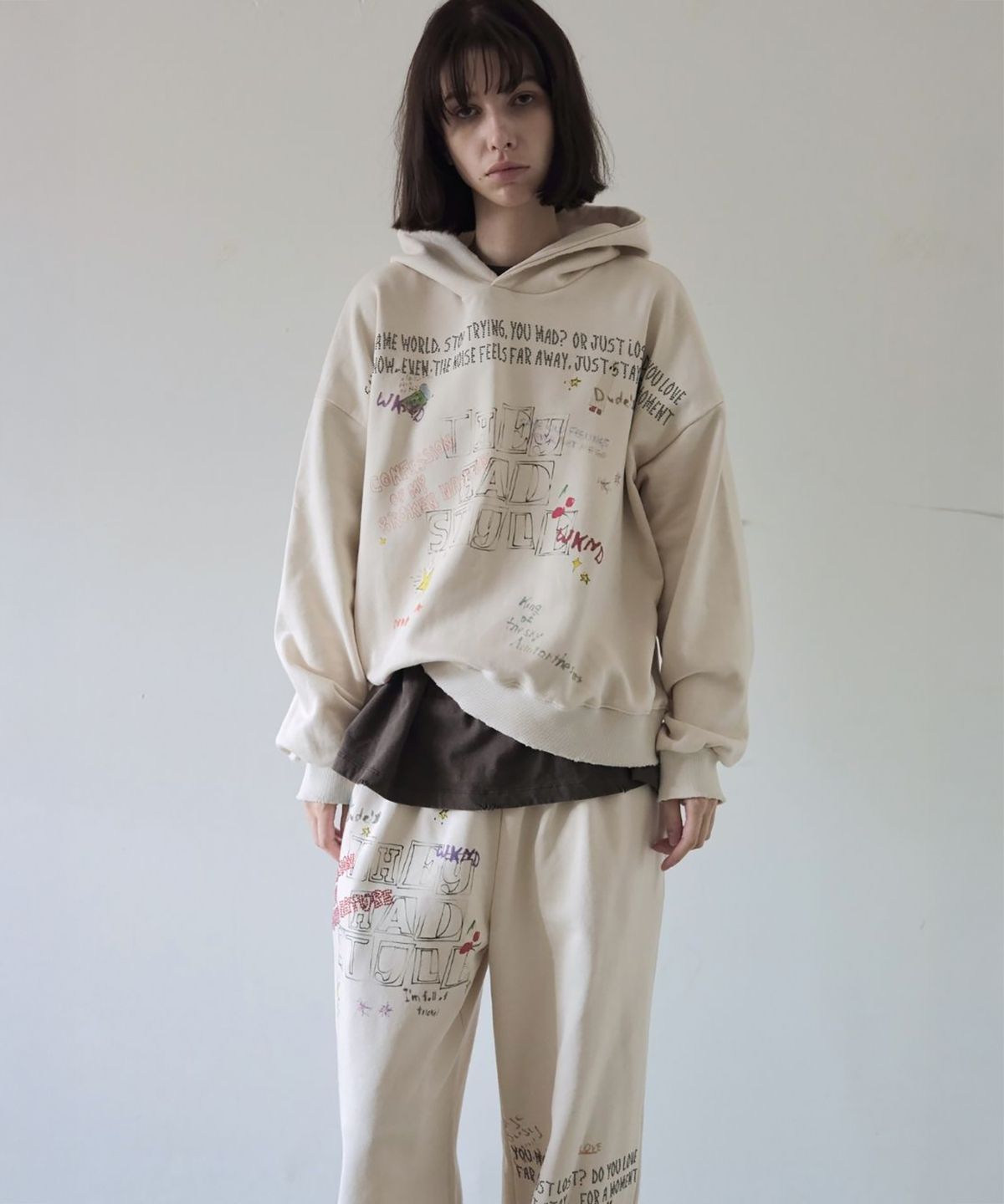 더블유케이엔디 프로젝트(WKND PROJECT) SCRIBBLE HOTFIX HOODIE (IVORY)