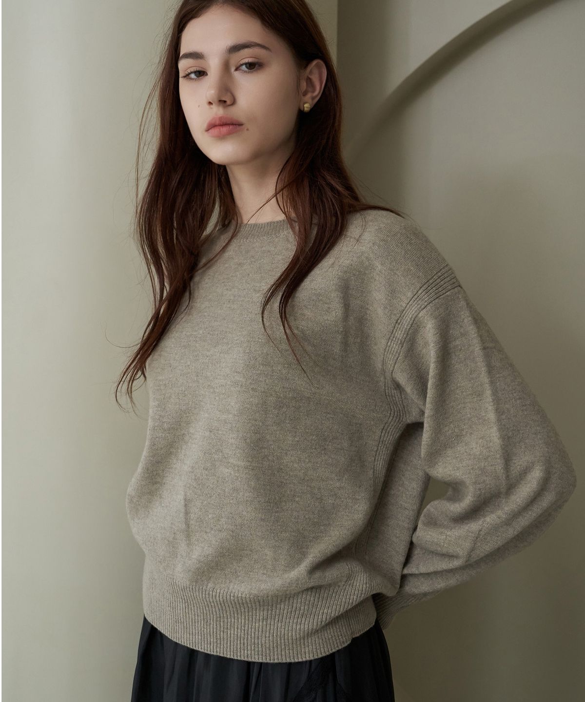 디자인오월(DESIGNOWOL) 슈퍼파인 메리노울 라운드 긴팔 니트_모카베이지