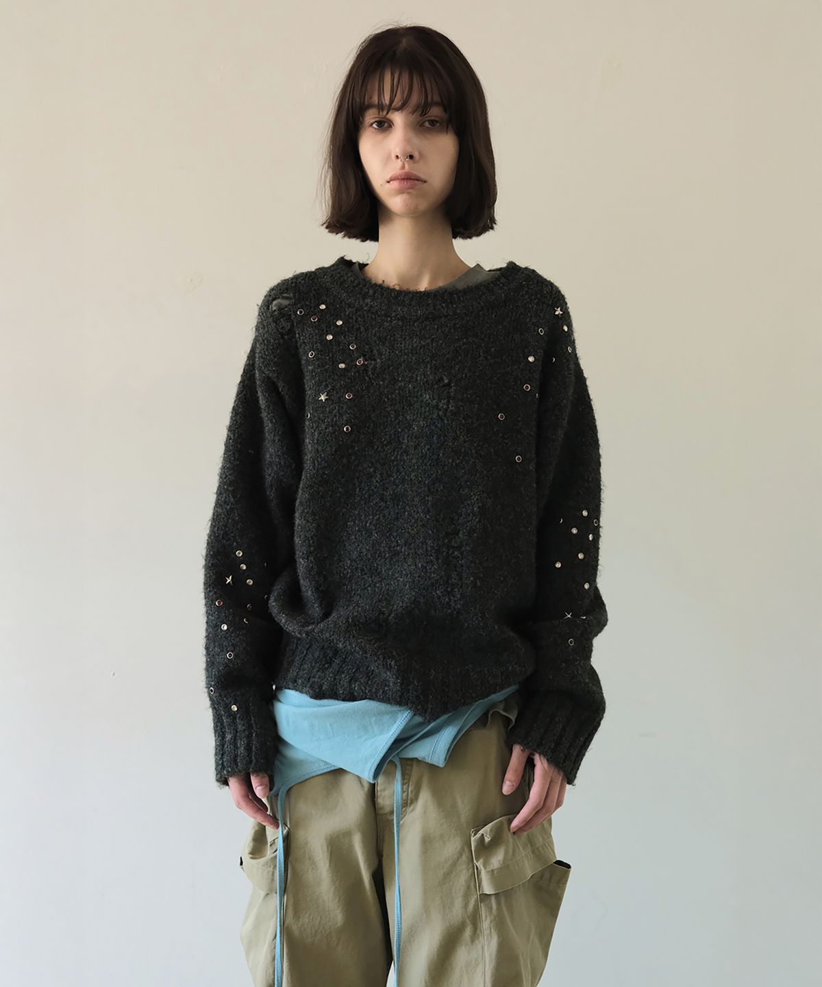 더블유케이엔디 프로젝트(WKND PROJECT) STUDDED DAMAGE KNIT (CHARCOAL)