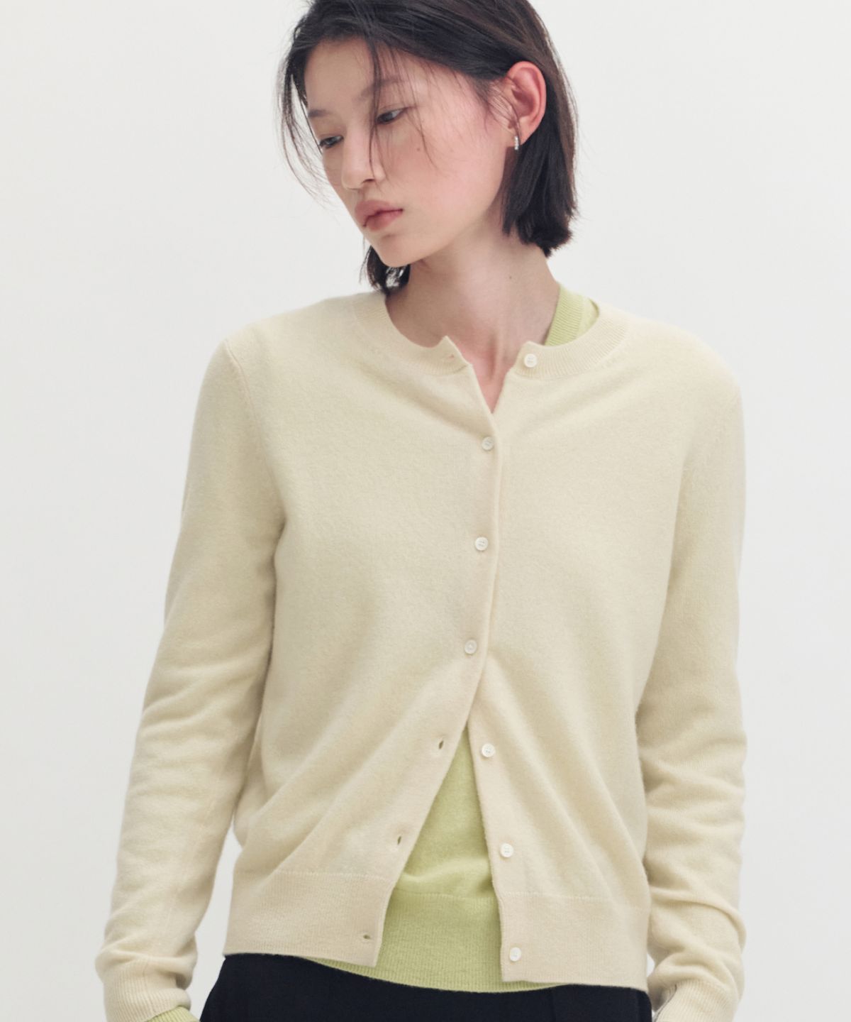 주느세콰(JE NE SAIS QUOI) [100 cashmere] 에센셜 크루넥 캐시미어 가디건_버터