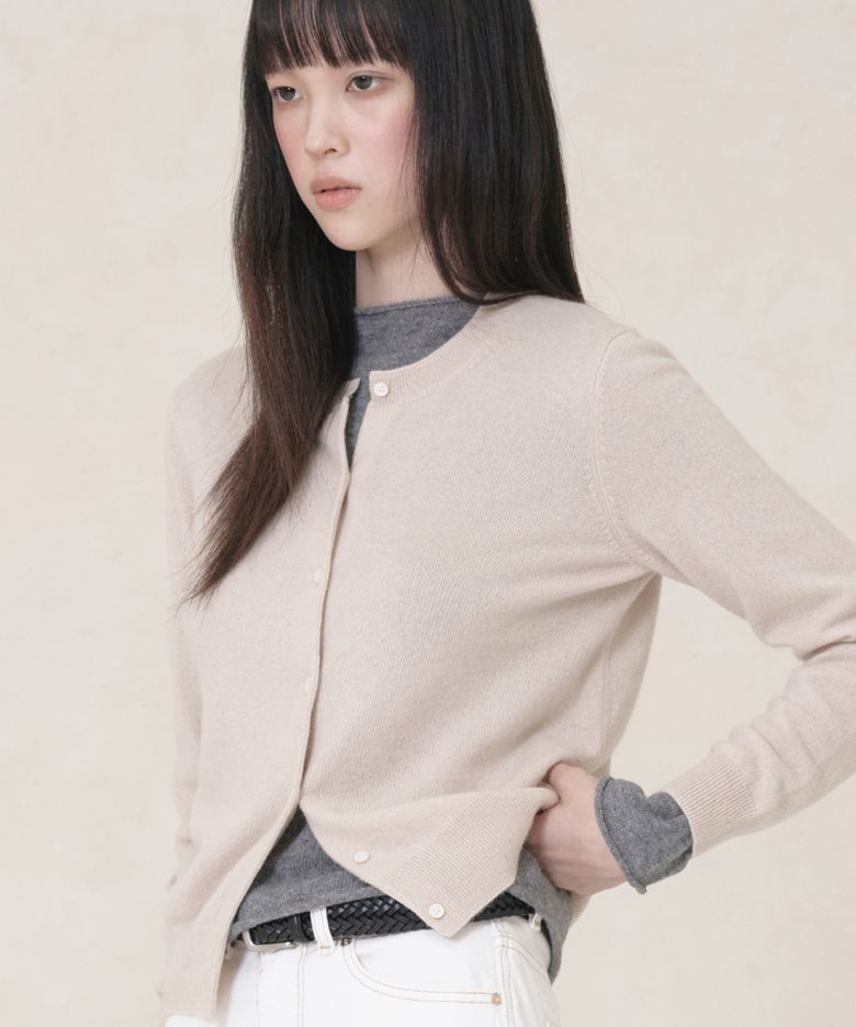 [100 cashmere] 에센셜 크루넥 캐시미어 가디건_라이트베이지