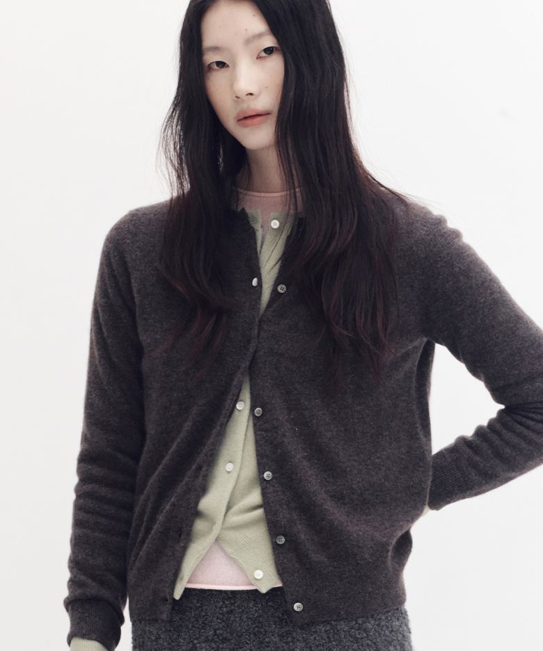 [100 cashmere] 에센셜 크루넥 캐시미어 가디건_멜란지브라운