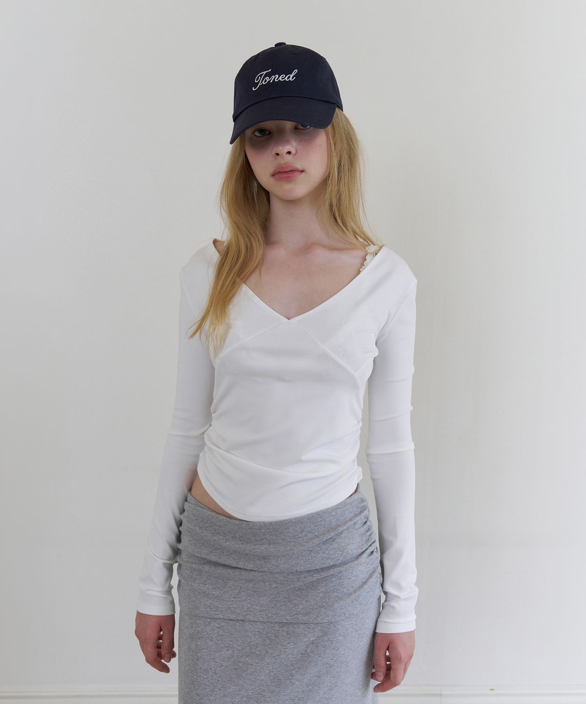 톤드(TONED) V-neck ballet sleeve t-shirt (white)