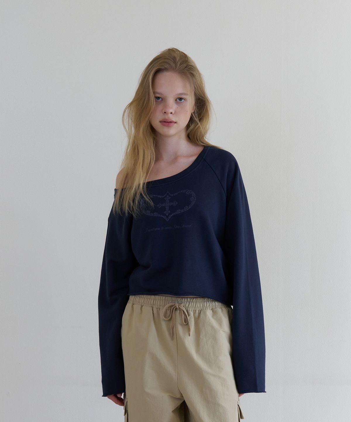 톤드(TONED) Unbalanced t-heart sweatshirt (navy)