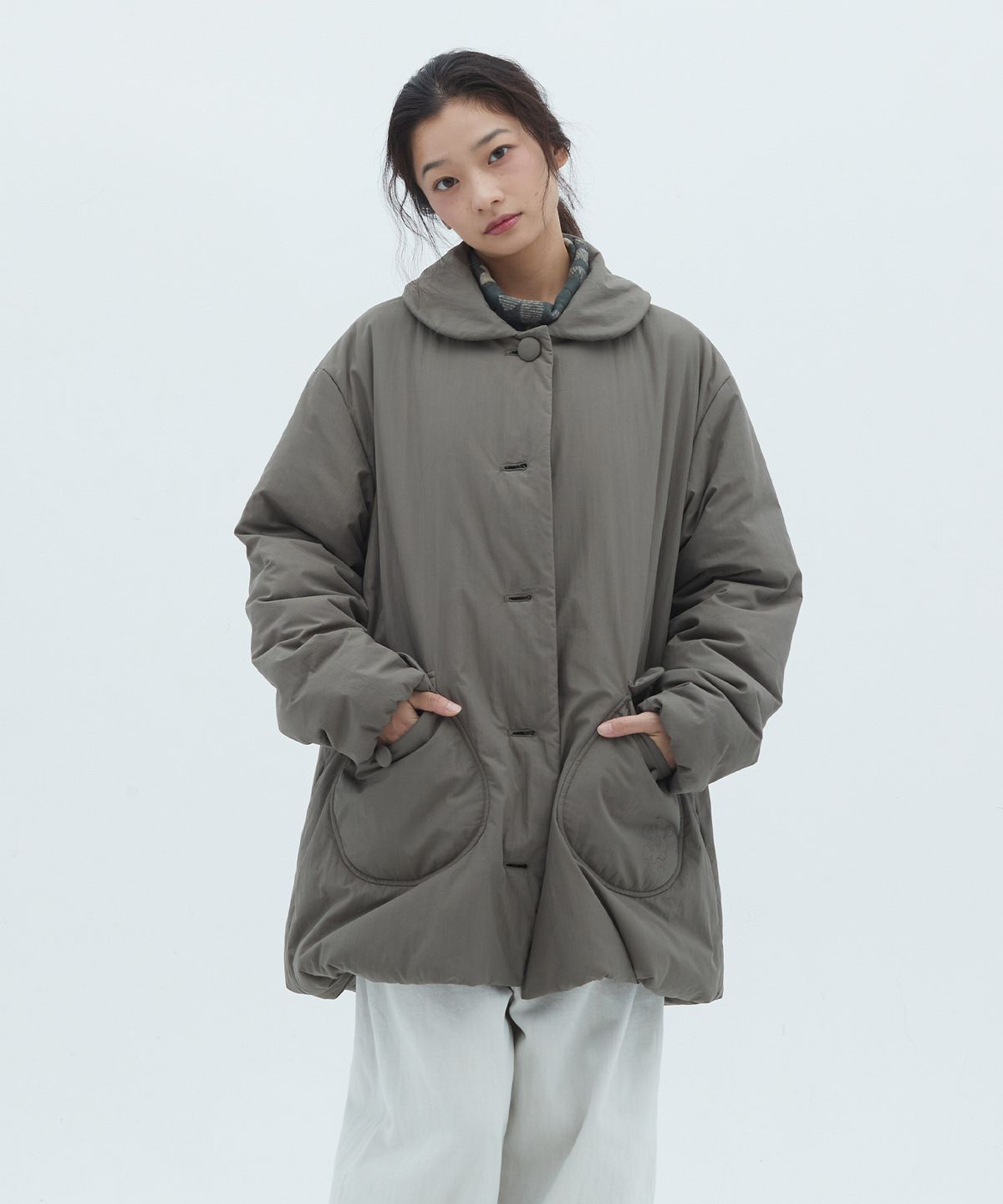 썬릿(SUNLIT) 라운드 카라 하프 패딩 (카키 그레이)