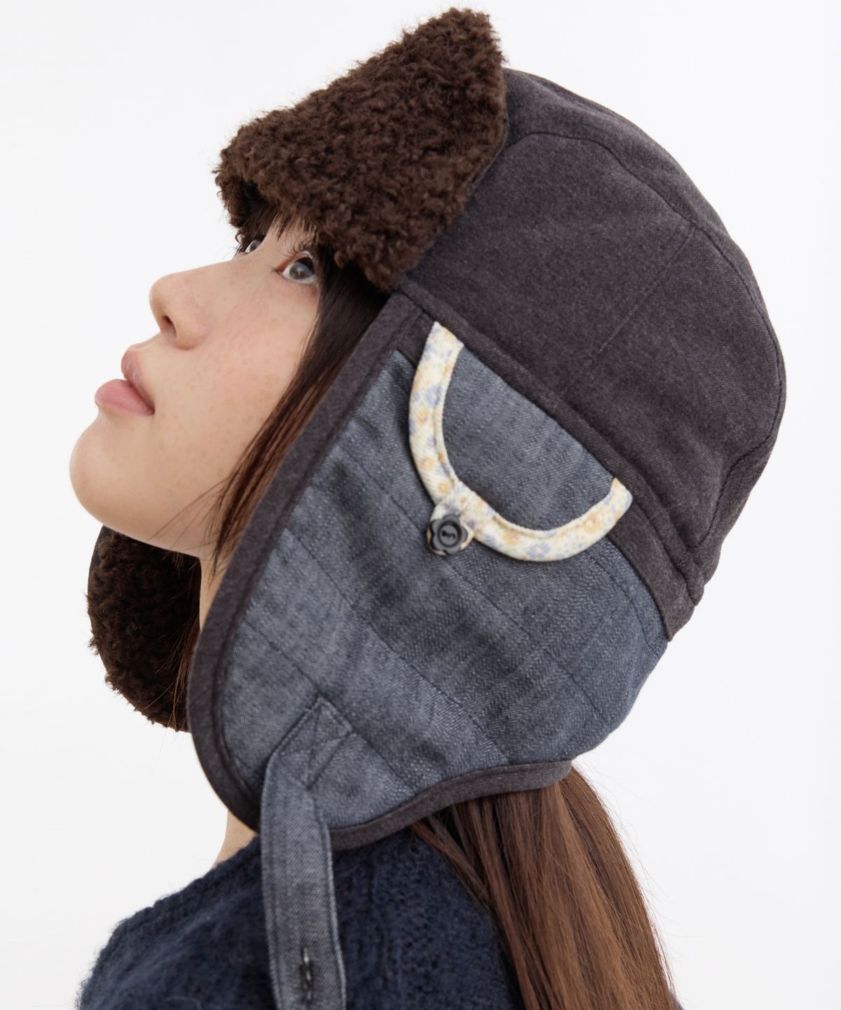 오헤시오(OHESHIO) FLORAL POCKET TRAPPER HAT, CHARCOAL