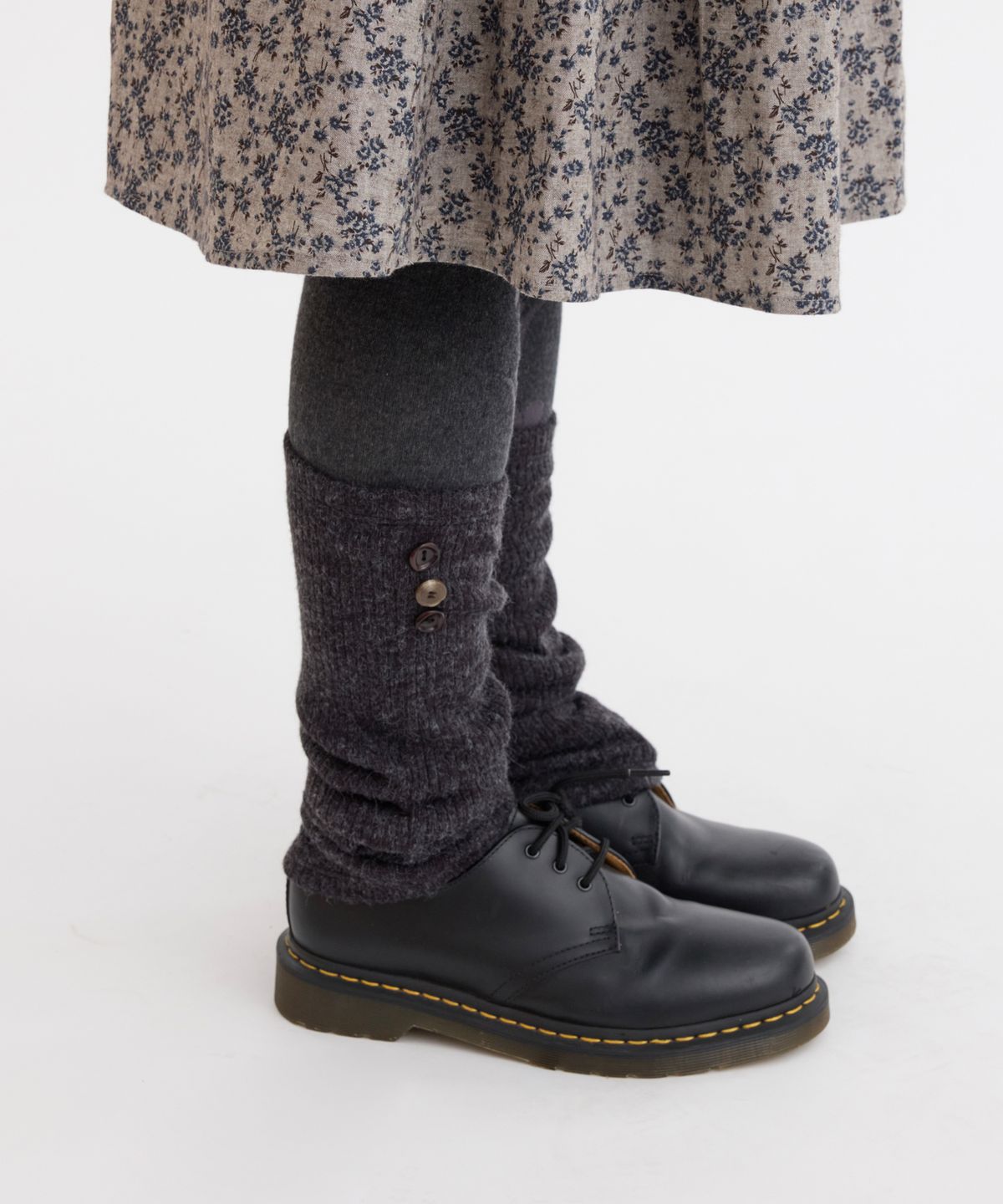 오헤시오(OHESHIO) RIBBED BUTTON LEG WARMERS, CHARCOAL