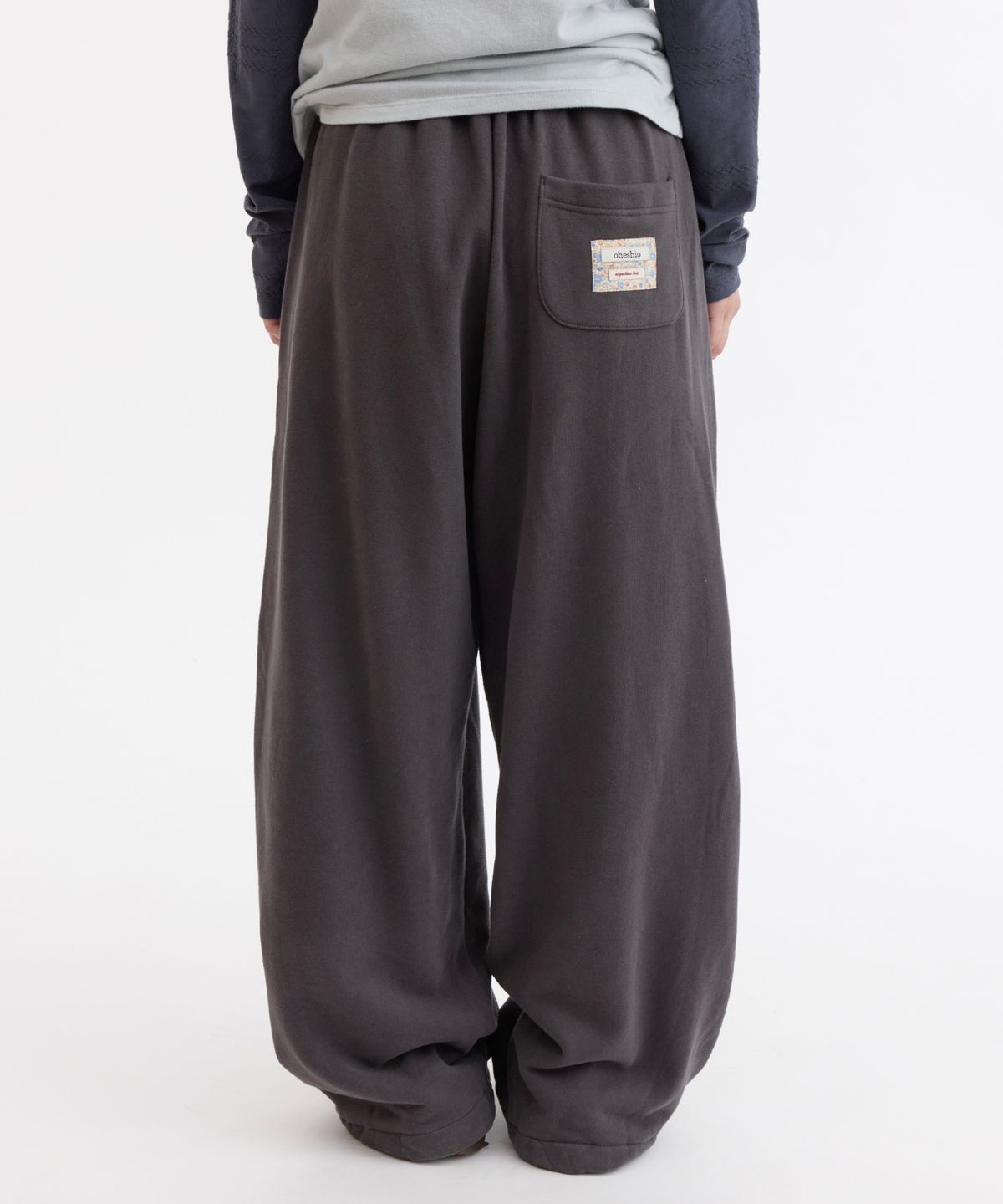 오헤시오(OHESHIO) FLORAL SIGNATURE PATCH POCKET SWEATPANTS, CHARCOAL