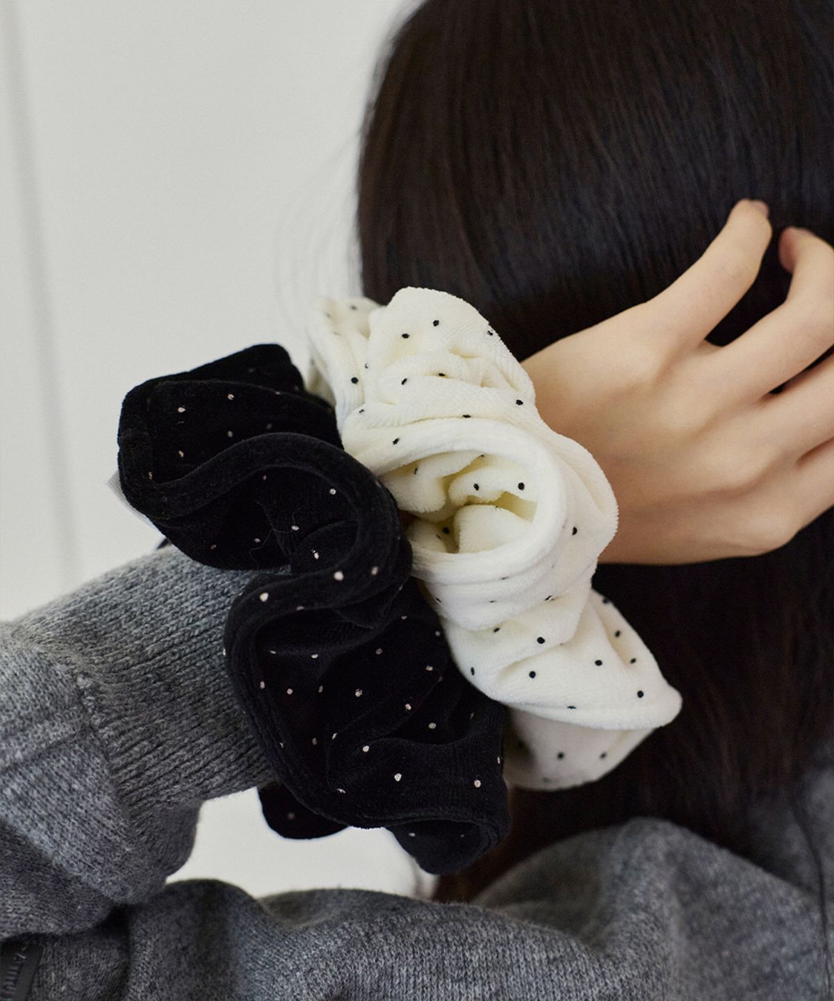 앤무오유(NMOU) velvet dot scrunchie_ivory