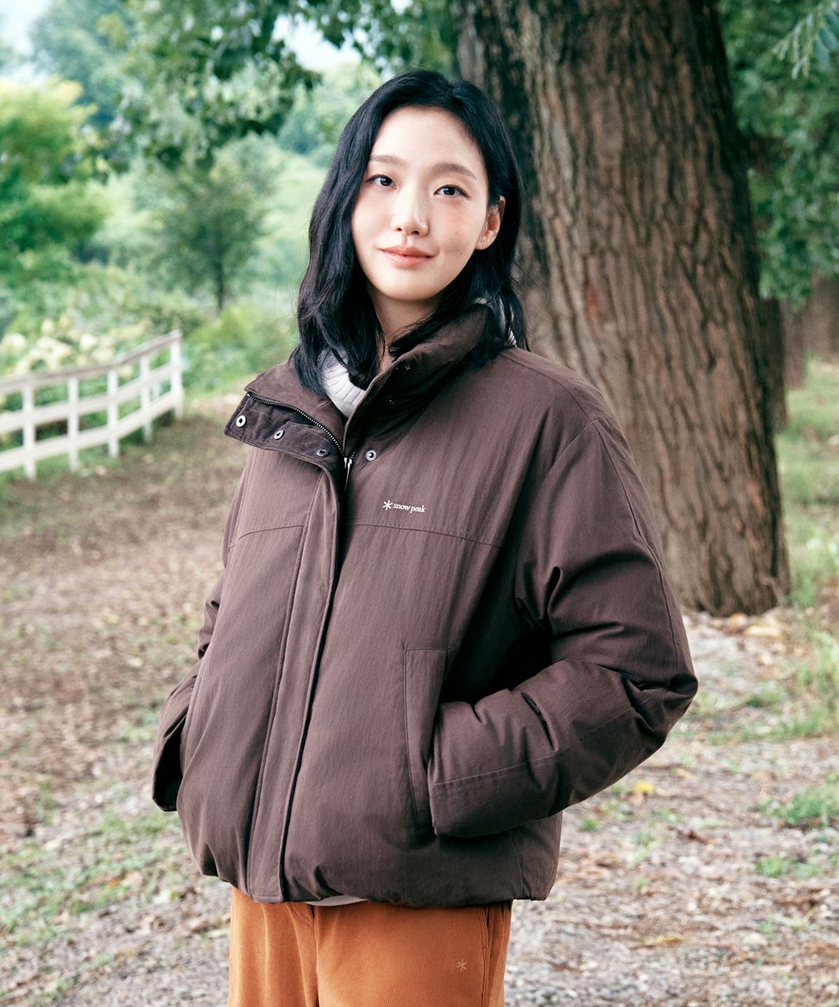 스노우피크 어패럴(SNOWPEAK APPAREL) 클랜드 여성 스탠드넥 미들 다운 자켓 (S26WWDDJ93) Choco Brown