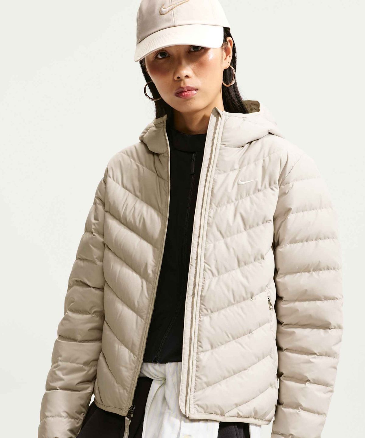 나이키(NIKE) 스포츠웨어 윈드푸퍼 써마 핏 후드 다운 재킷 W - 크림 II:세일 / IF5884-236