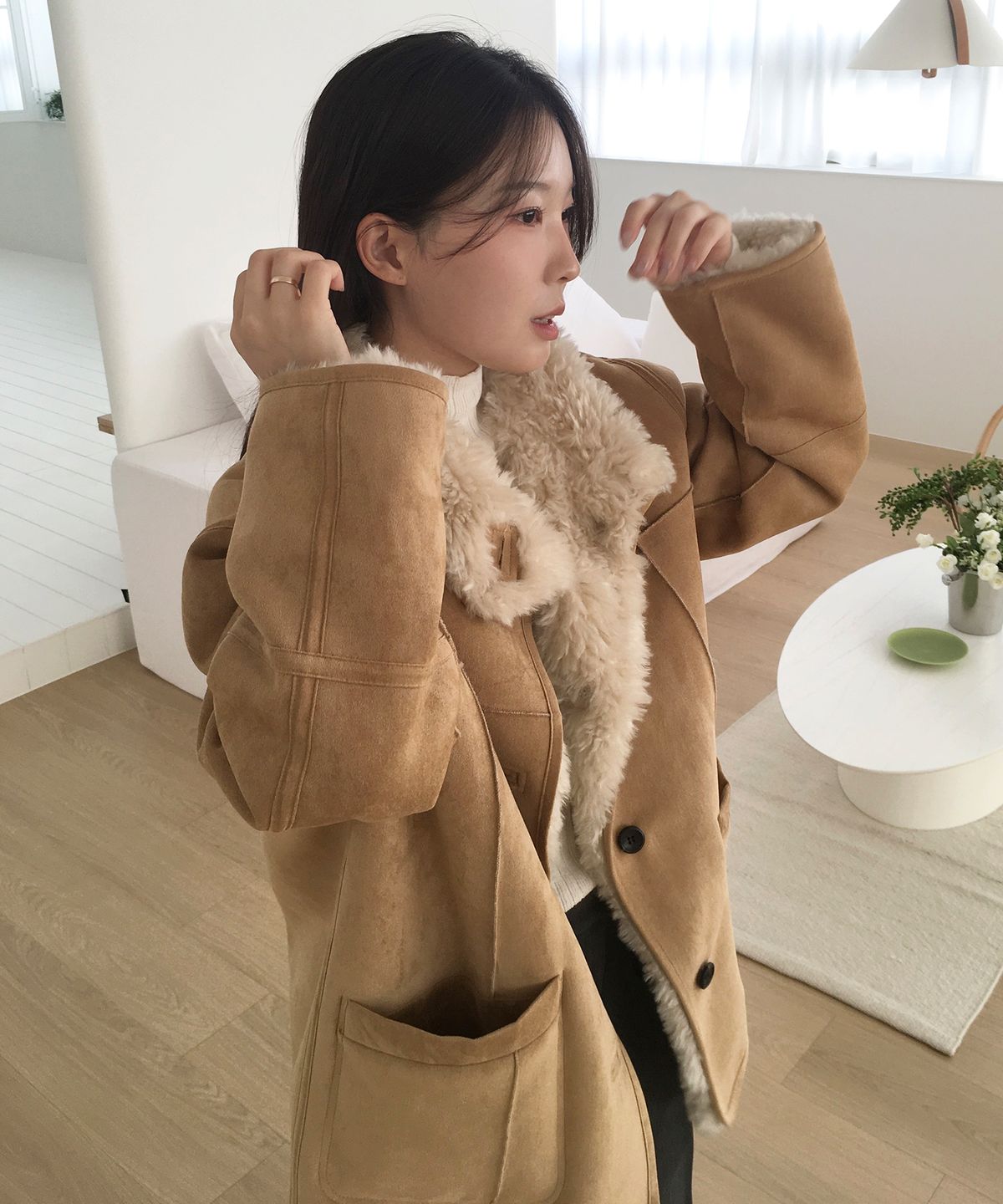 커스텀어클락 우먼(COSTUMEOCLOCK WOMAN) 스웨이드 리버시블 하프 무스탕 자켓 베이지 COWJK003BEIGE