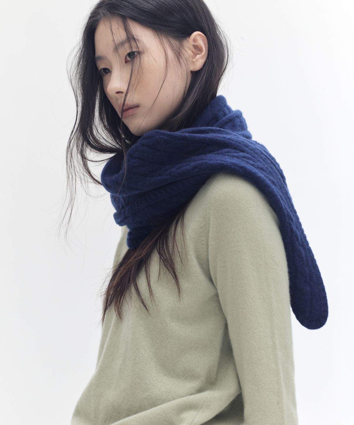 주느세콰(JE NE SAIS QUOI) [10 cashmere] 케이블 캐시미어 삼각숄 머플러_차콜블루