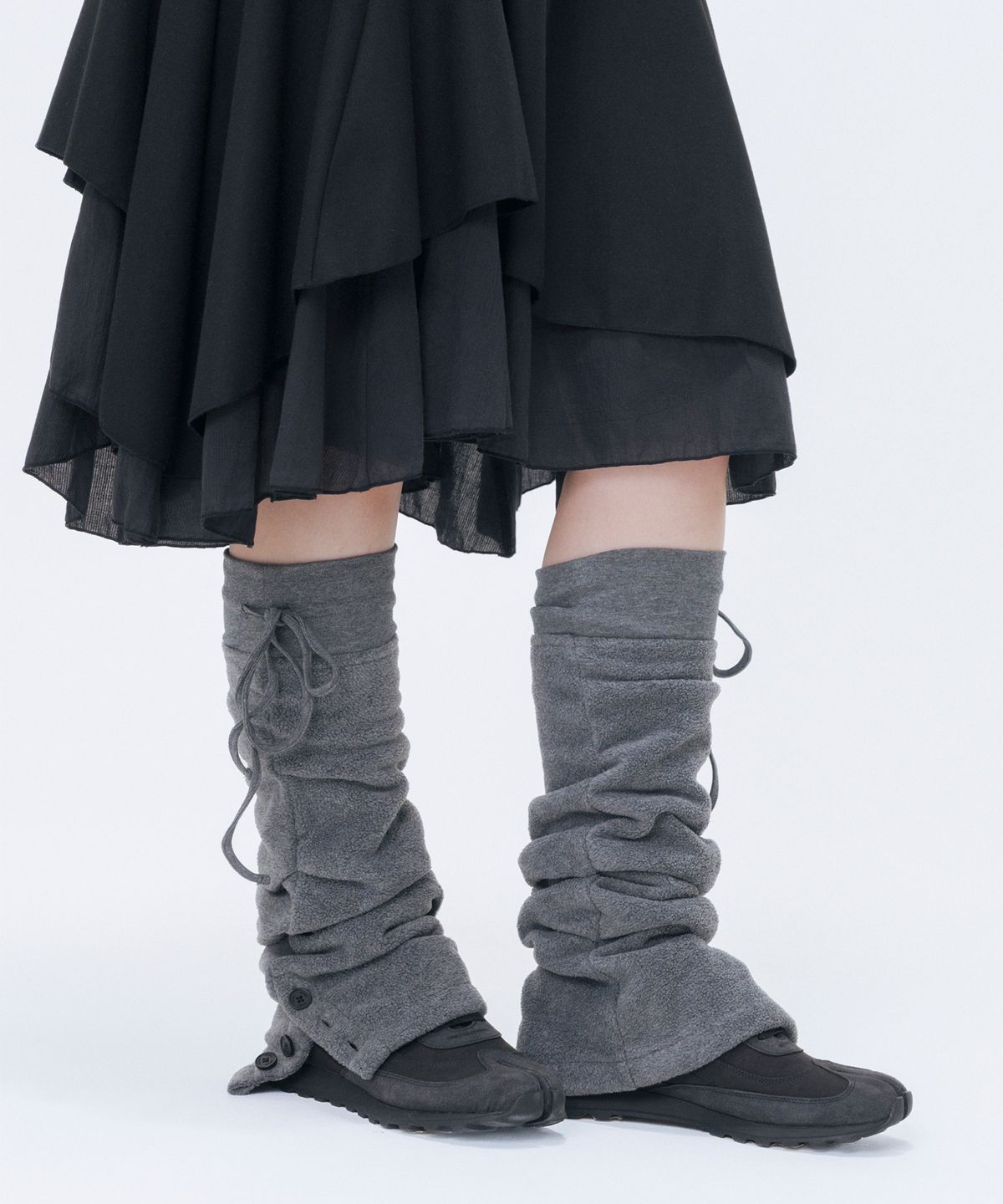 미세키서울(MISEKI SEOUL) Button fleece leg warmer CHARCOAL