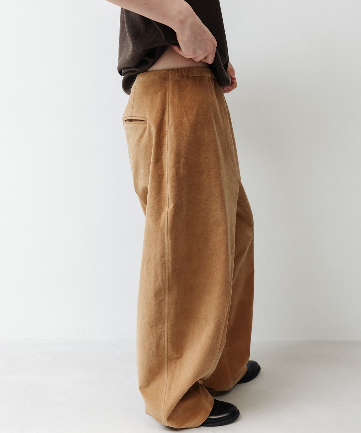 오브헤덴(OPHEDEN) Velvet Corduroy Round Pants (camel)