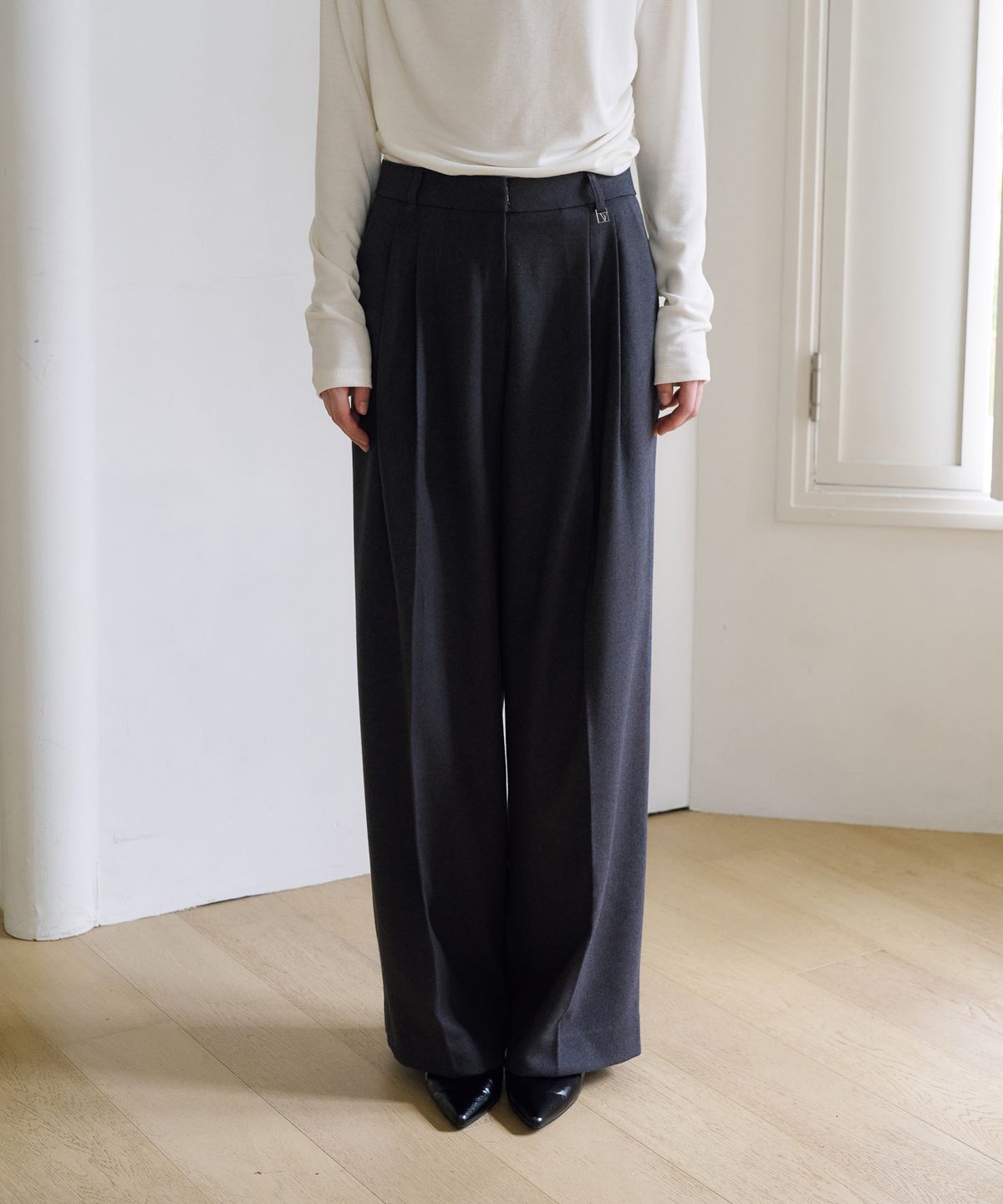 드헤베(DEHEVE) Two-Tuck Relaxed Pants [Charcoal]