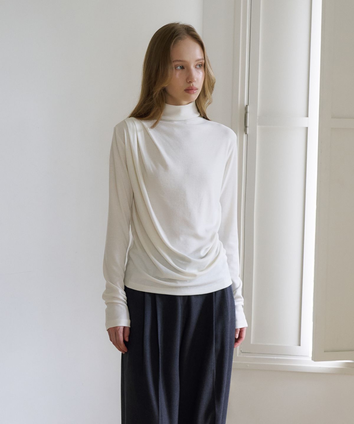 드헤베(DEHEVE) Draped Turtleneck T-Shirt [Ivory]