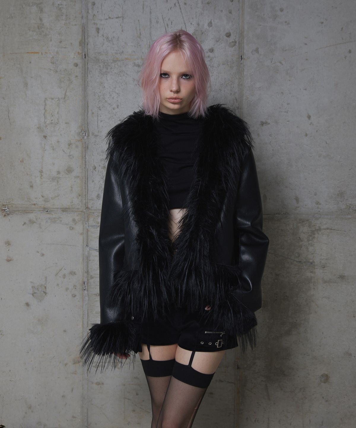 분트(VOONT) Reversible Shearling Mustang Coat (BLACK)