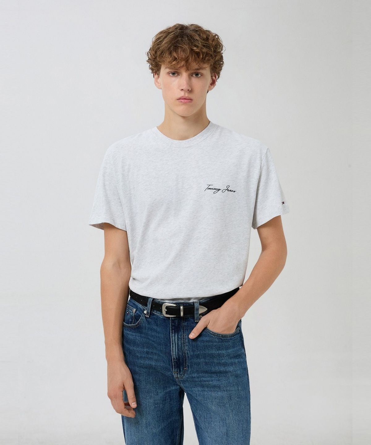 타미진스(TOMMY JEANS) 레귤러 핏 DNA 티셔츠 (T32G7TTO42TMT1P08)