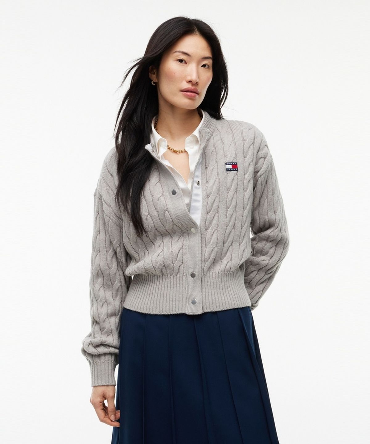 타미진스(TOMMY JEANS) 배지 케이블 가디건 (T32G7KCD01TWT2P61)