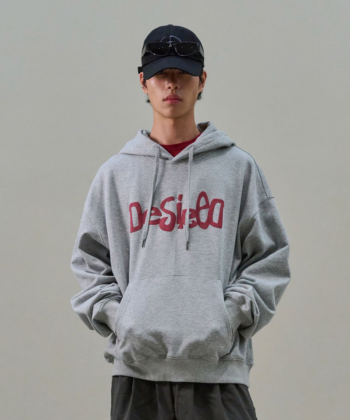 데시레드(DESIRED) 포밍 로고 기모 후드 티셔츠-FFSK5121D0B
