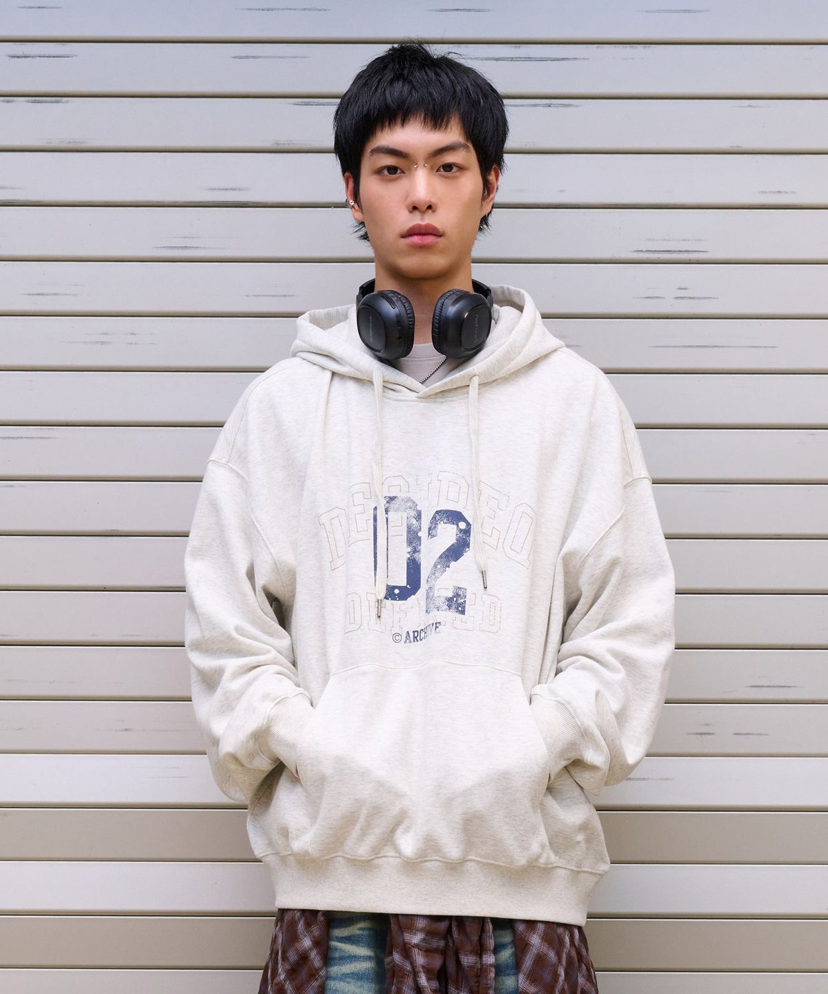 데시레드(DESIRED) 그런지 텍스트 기모 후드 티셔츠-FFSK5122D05