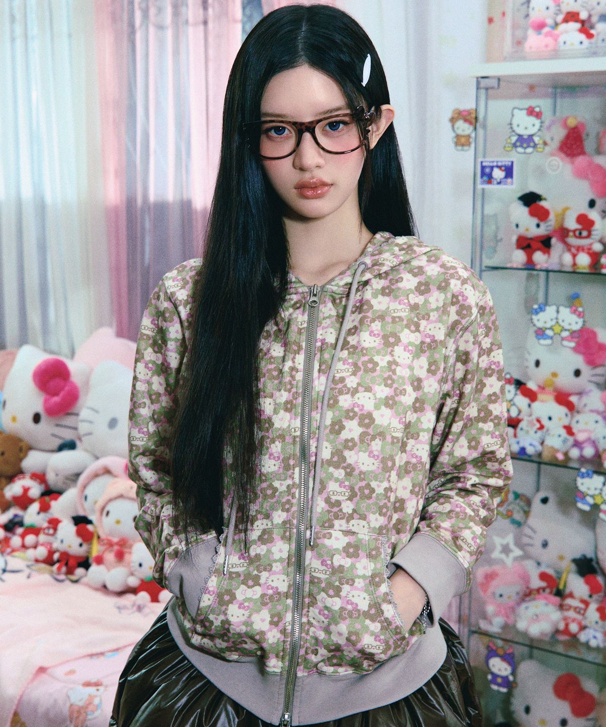 에이이에이이(AEAE) HELLO KITTY PATTERN ZIP UP HOODIE [KHAKI]