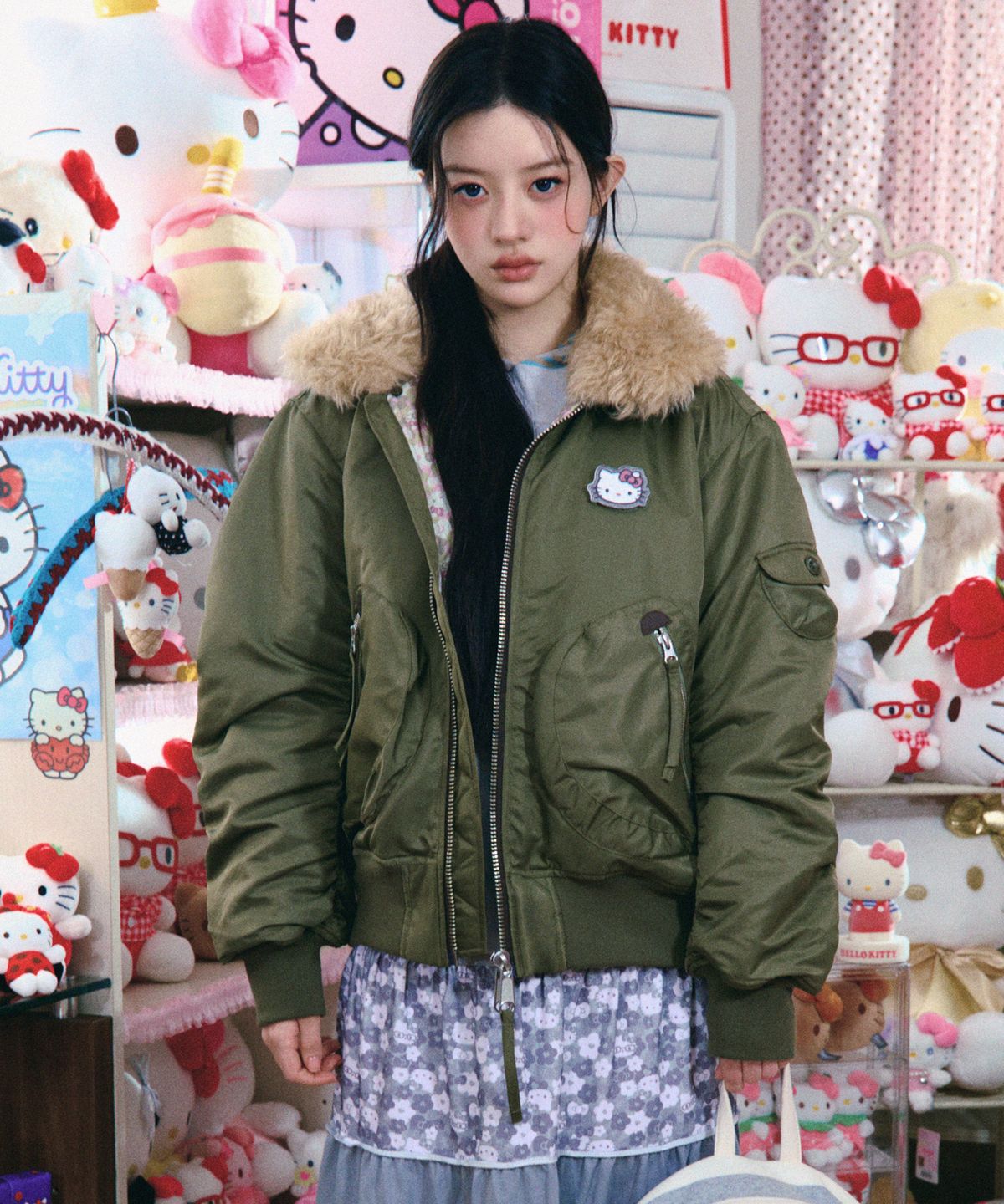 에이이에이이(AEAE) HELLO KITTY BOMBER JACKET [KHAKI]