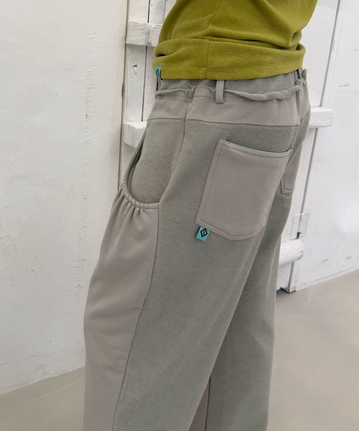 헤레틱(HERETIC) RAW EDGE RUCHED SWEAT PANTS / sage khaki