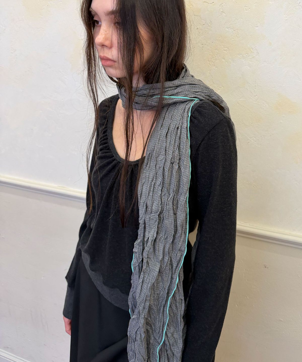 헤레틱(HERETIC) MINT EDGE CHECK CRINKLE LONG SCARF / black