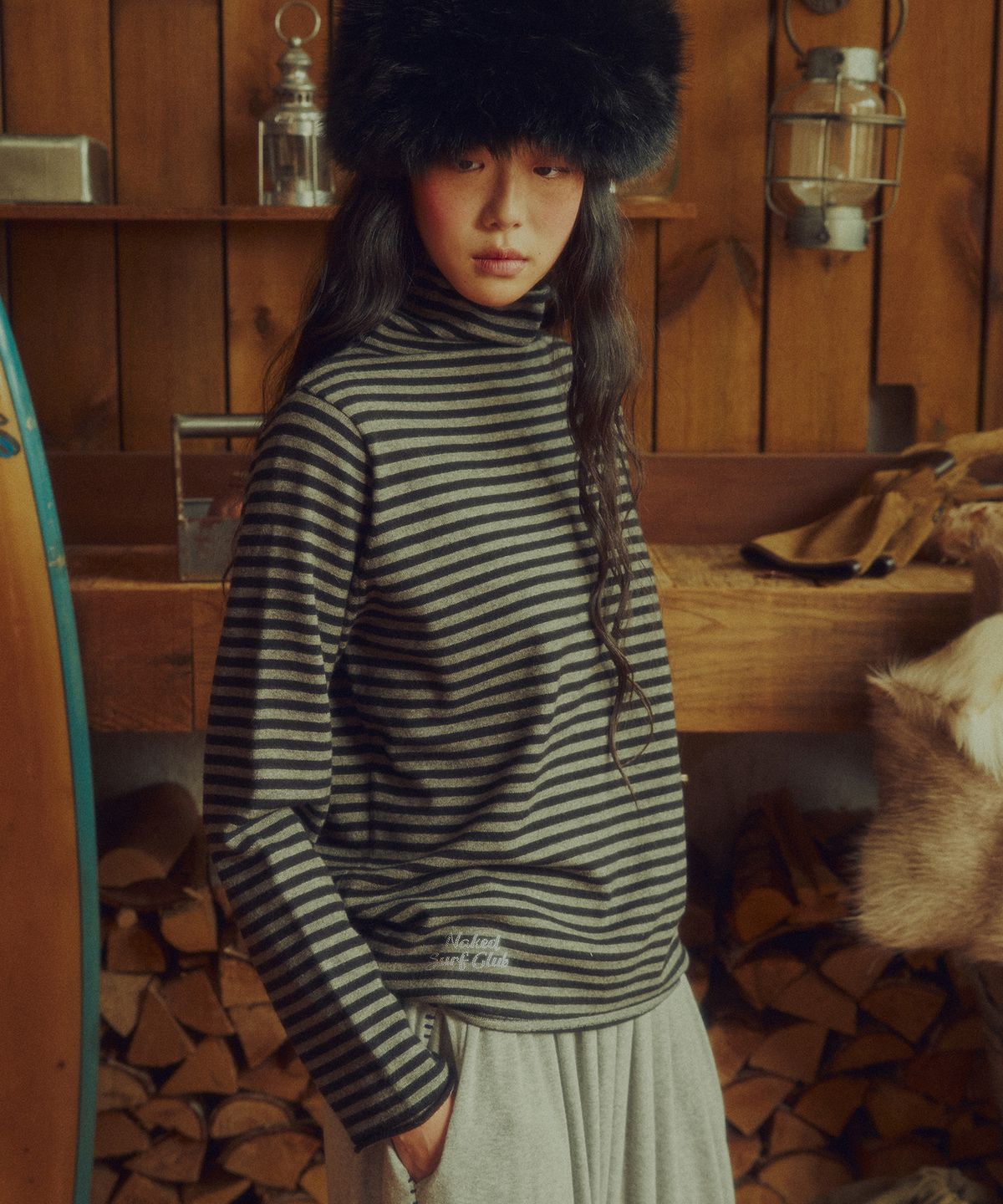 네이키드서프클럽(NAKED SURF CLUB) 소프트 스트라이프 하이넥니트 (Black)
