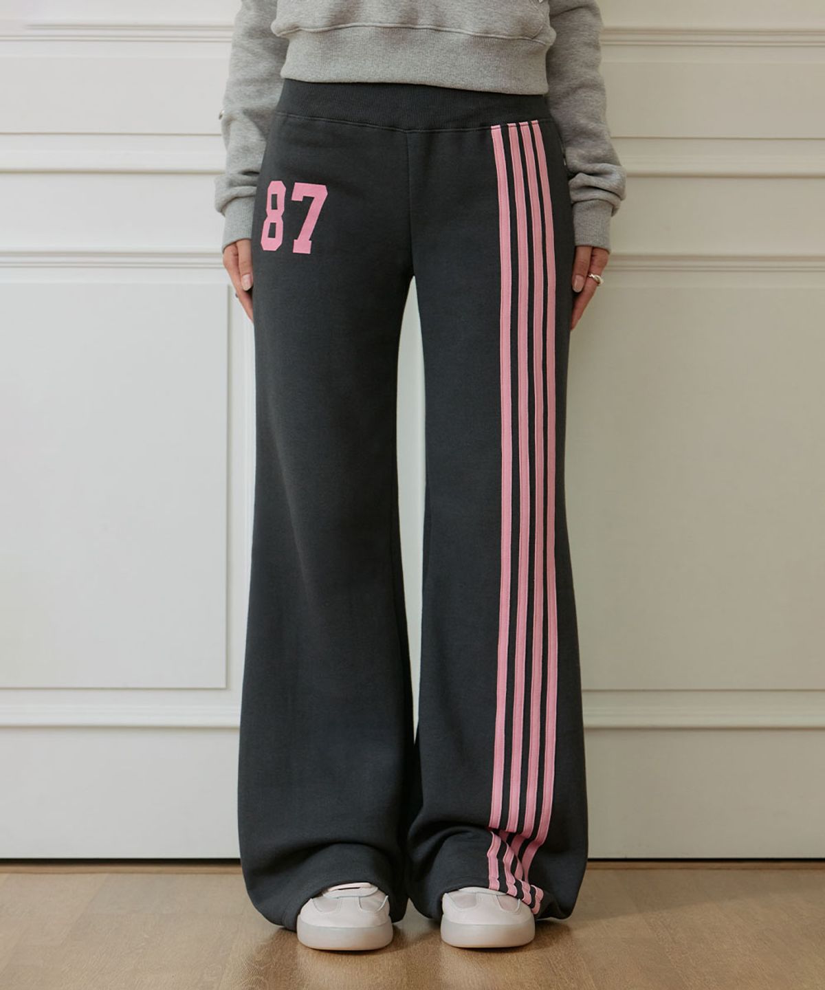 로제프란츠(ROSEFRANTZ) Side-Stripe Flare Track Pants [Charcoal]