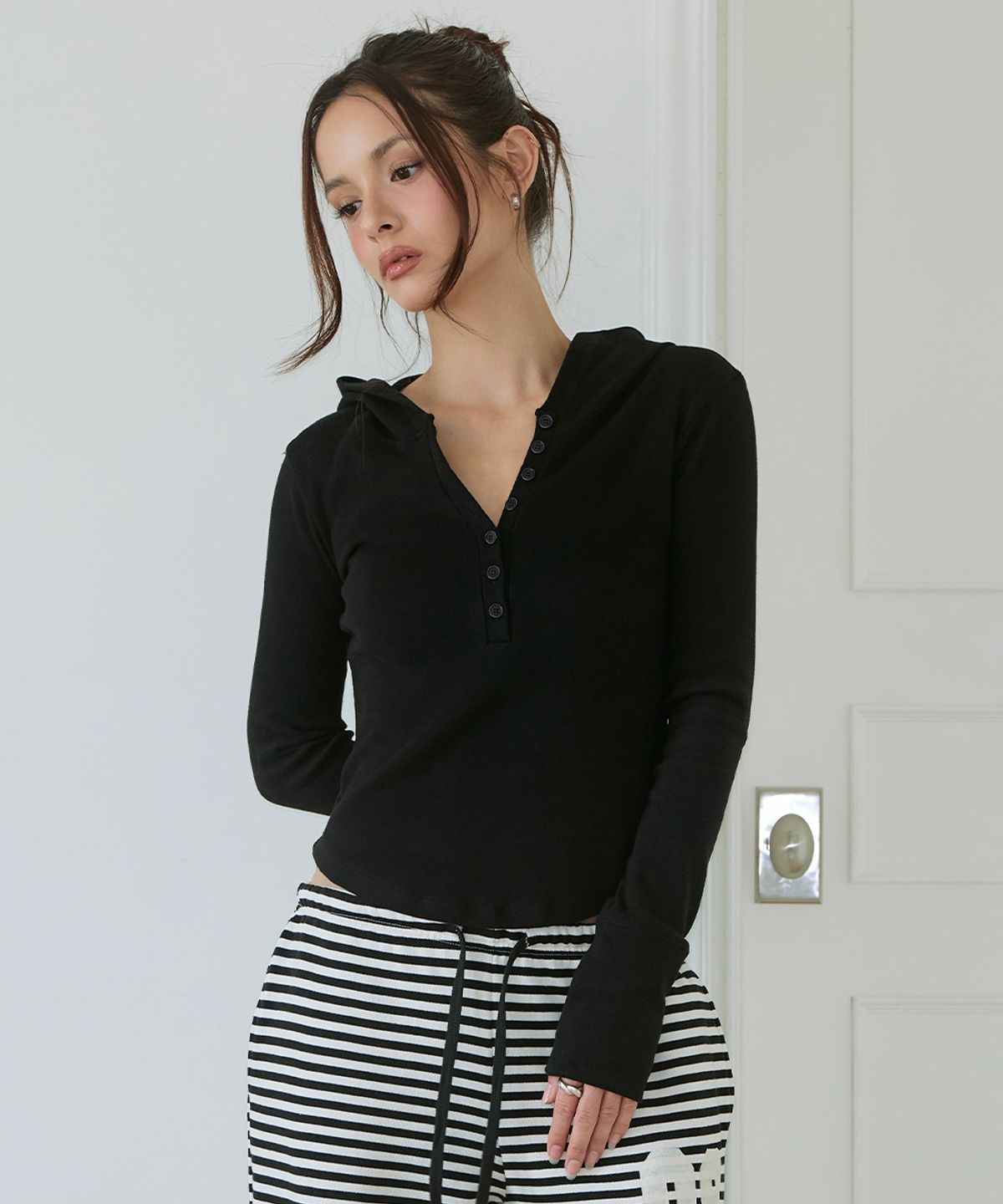 로제프란츠(ROSEFRANTZ) Slim-Fit Henley Asymmetric Hem Hoodie [Black]