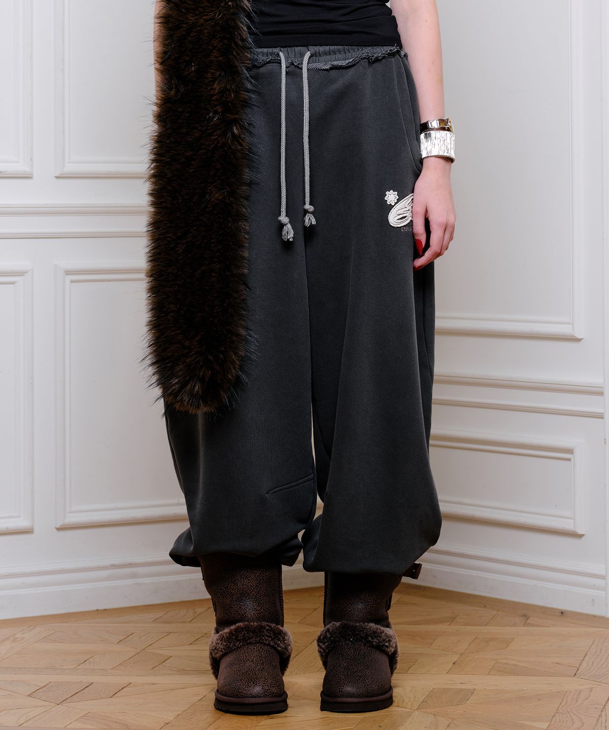 에르에르(ERER) Vintage Logo Applique Sweatpants Charcoal