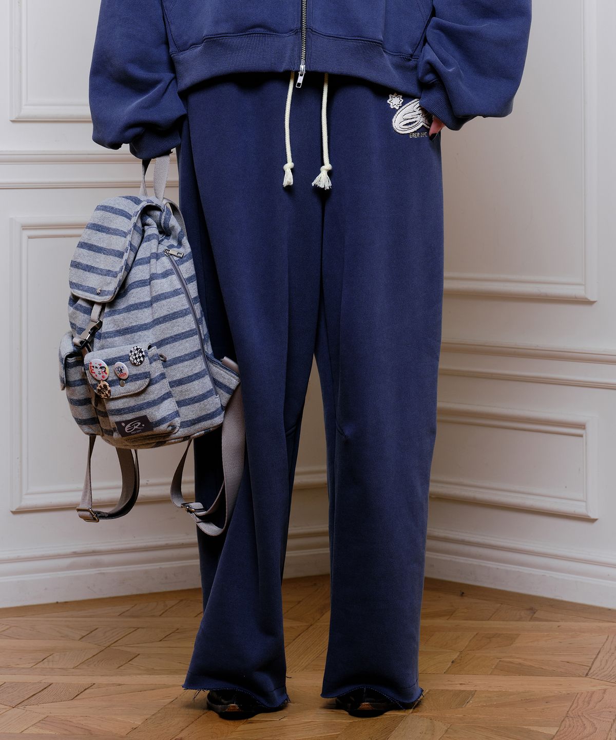 에르에르(ERER) Vintage Logo Applique Sweatpants Navy