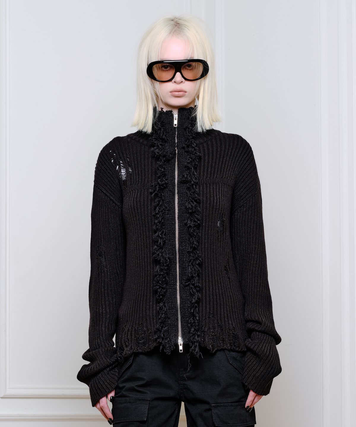 에르에르(ERER) Fringe Ribbed Damage Knit Zip-Up Black